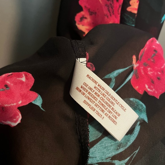 Arizona Jean Co show shoulder top, black/pink floral pattern size L - Picture 7 of 7